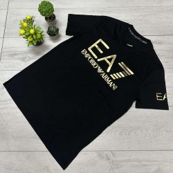 Ανδρική Μπλούζα Emporio Armani EA7 – Μαύρη με Χρυσά Γράμματα