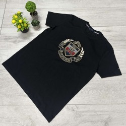 Tommy Hilfiger Μαύρο T-Shirt με Χρυσοκόκκινο Έμβλημα